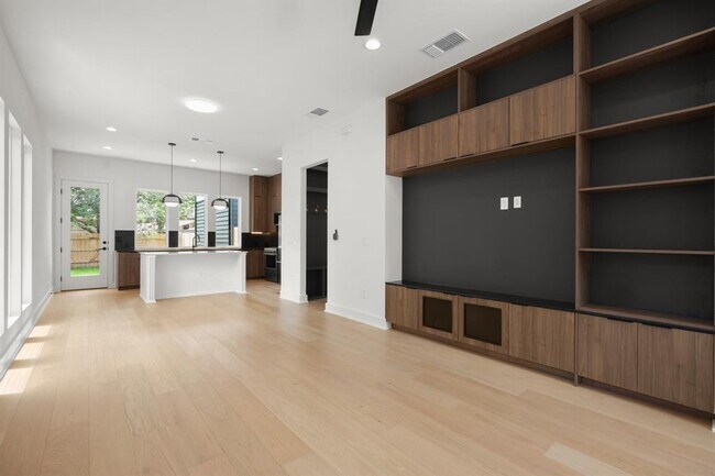 Building Photo - 913 Capitol Ct