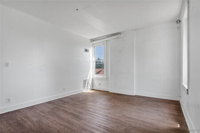 Building Photo - 824 Canaan Ave