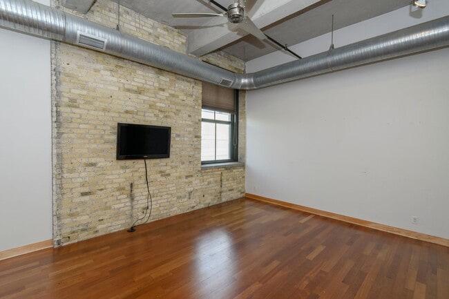 Building Photo - 239 E Chicago St