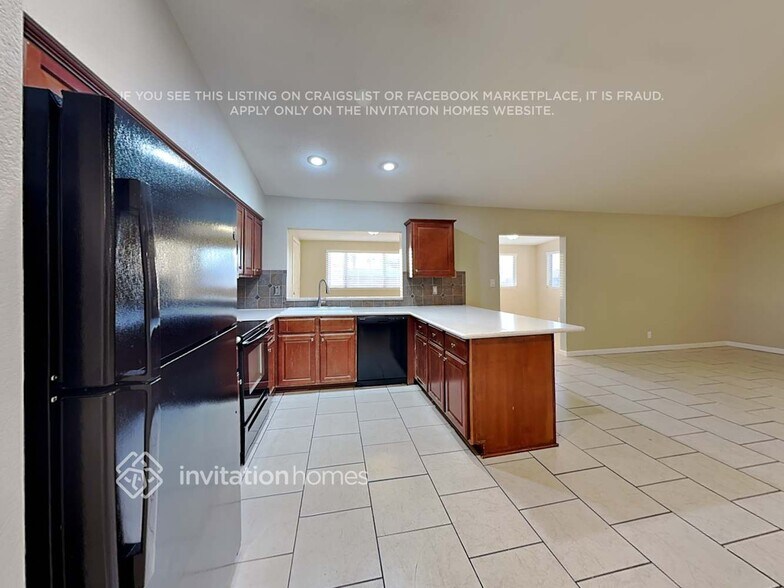 Building Photo - 2412 S Cottonwood Dr