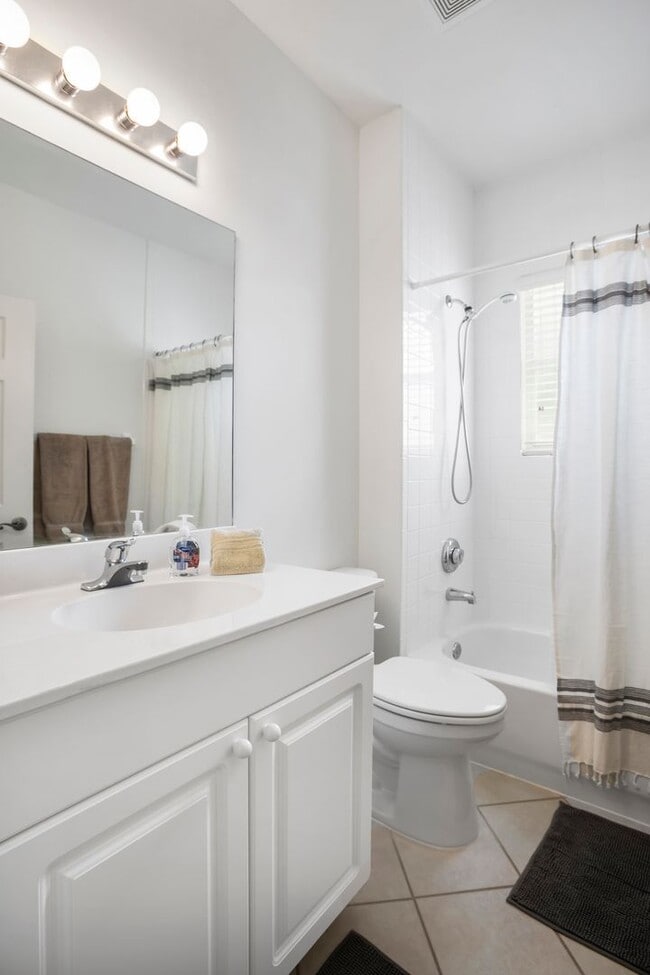 Building Photo - ** CROWN POINTE SHORES ** 2 BED + DEN / 2 BATH - GARAGE - TURNKEY FURNISHED - ANNUAL RENTAL