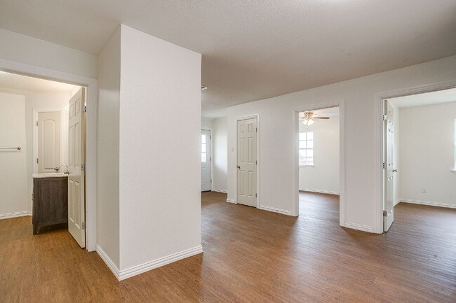 Building Photo - Updated Duplex in Weatherford with large y...