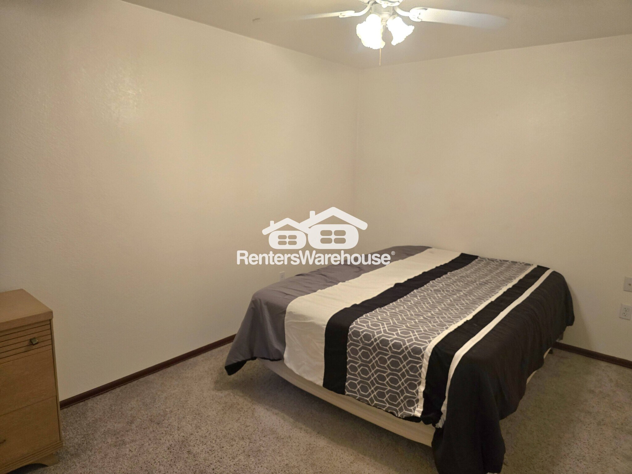 Building Photo - 999 Castlewood Dr