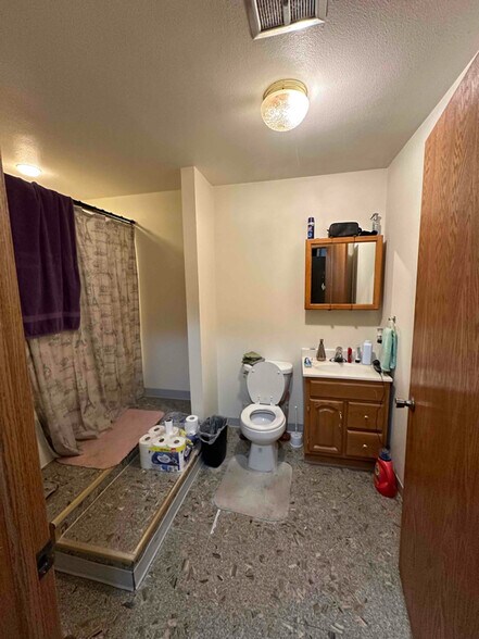 Building Photo - 320 Oak Ave N