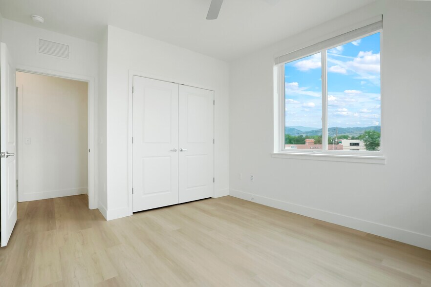 Building Photo - 2950 Hawthorn Ave