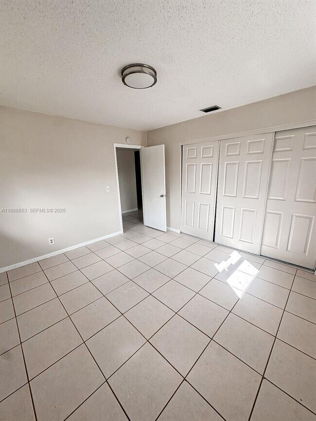 Building Photo - 3962 Park Ln