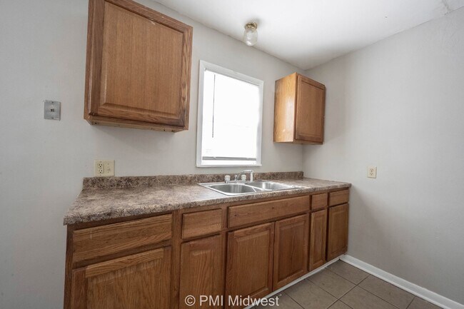 Building Photo - 2 bedroom 1 bath