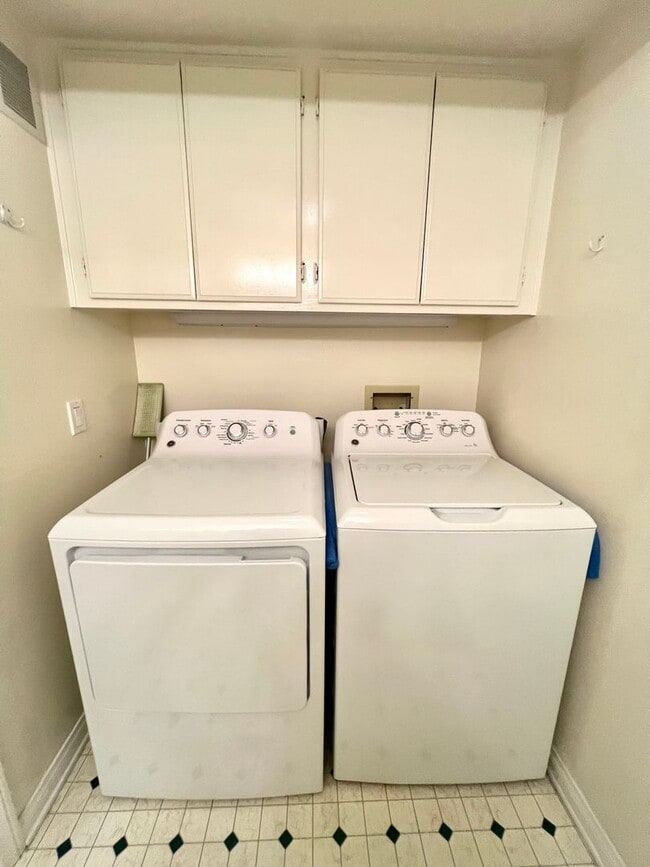 Building Photo - Amazing Downtown Torrance! - 3 bd / 2.5 ba...