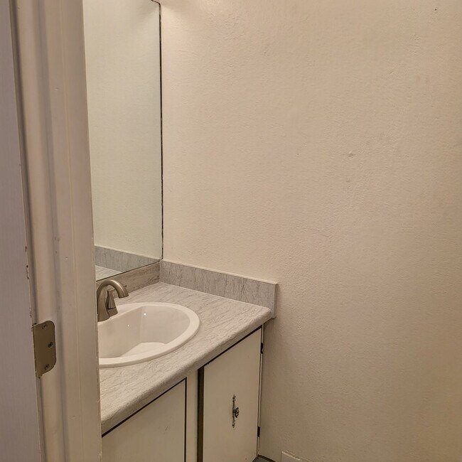 Building Photo - Nice Smithridge condo