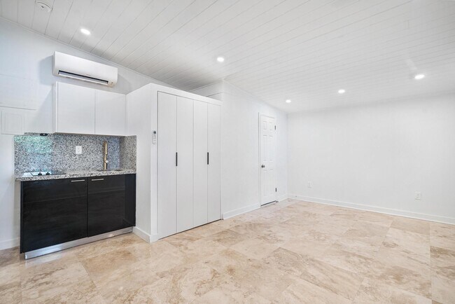 Building Photo - 7810 Beach View Dr
