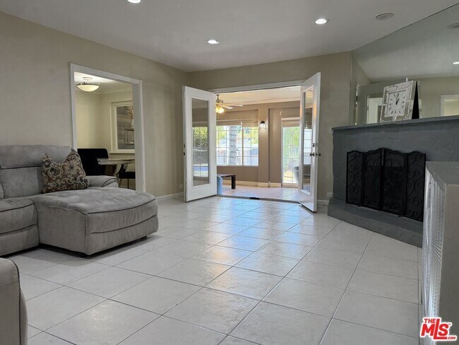 Building Photo - 10609 Reseda Blvd