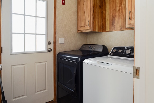 Building Photo - 900 Boothby Rd