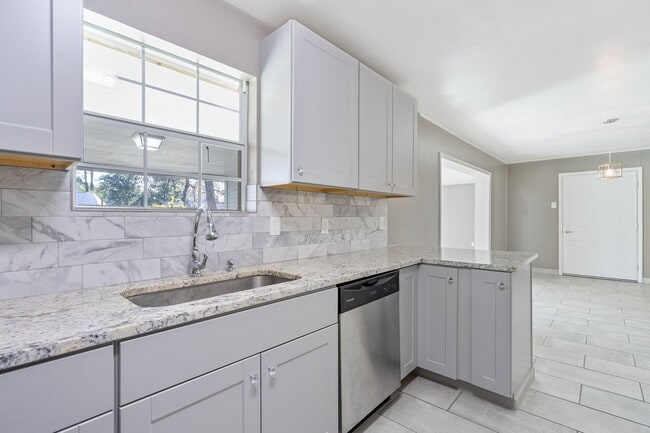 Building Photo - 3307 Roaming Woods Ln