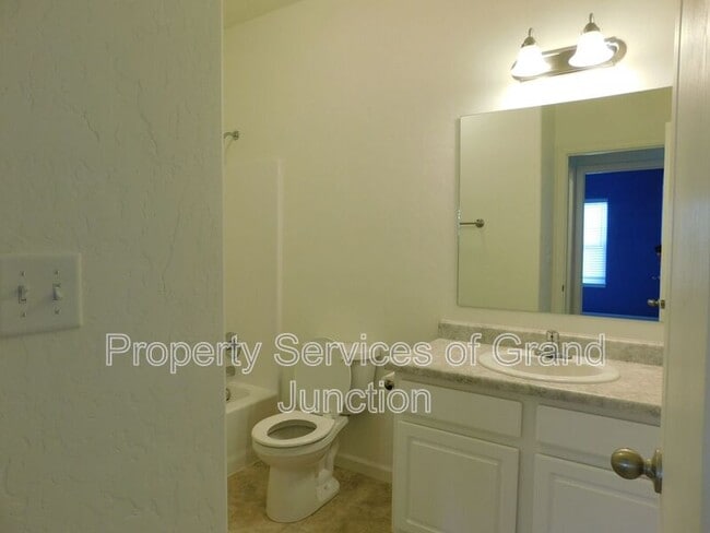 Building Photo - 621 Zenith Ln