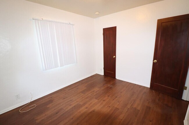 Building Photo - 3 Bedroom 2 Bathroom