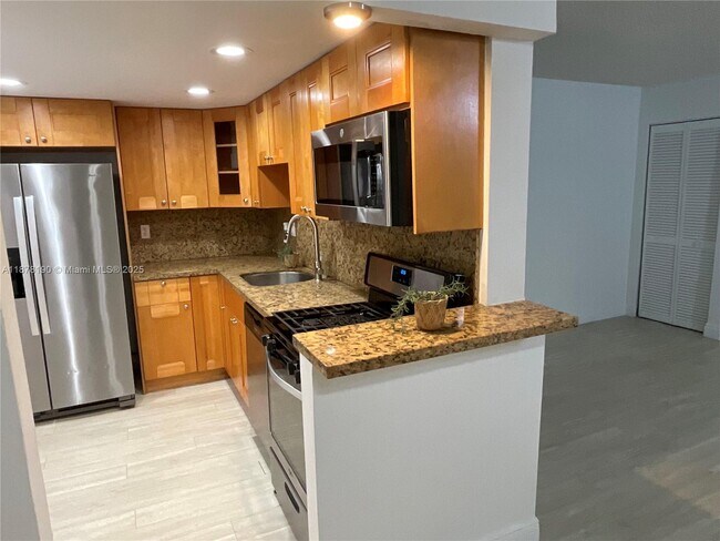 Building Photo - 2201 Brickell Ave