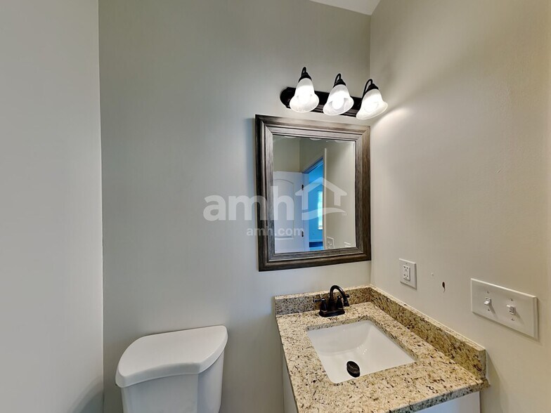 Building Photo - 206 Honey Locust Ln