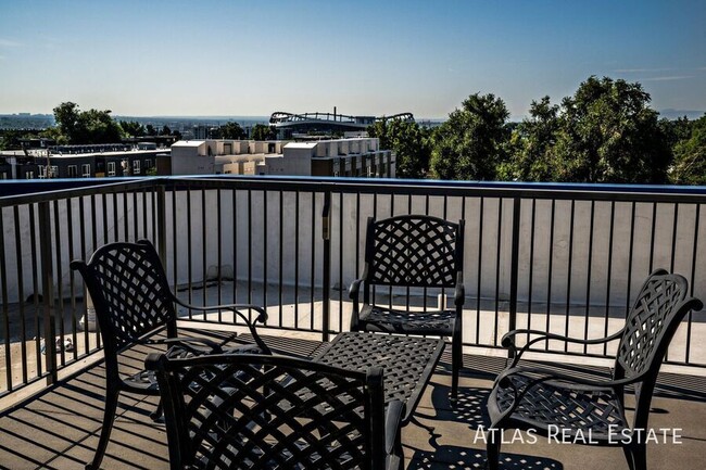 Building Photo - Beautiful 2 Bed 2 Bath Corner Apartment on...