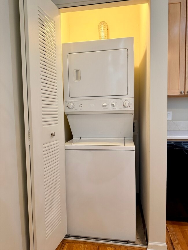 Building Photo - 758 N Larrabee St