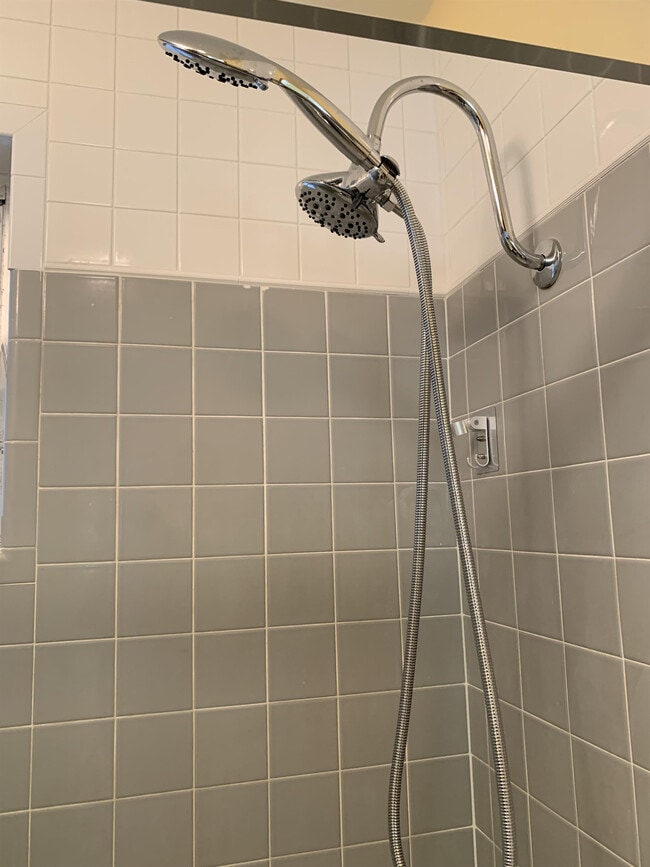 Building Photo - 1120 Vineyard St