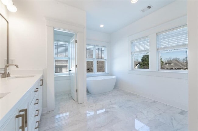 Building Photo - 781 Greenwood Ave NE