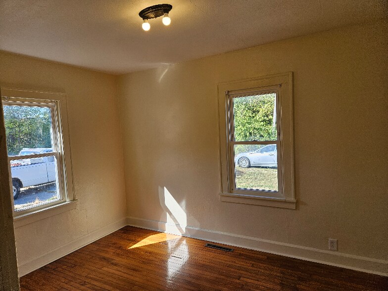 Building Photo - 1008 Muncie