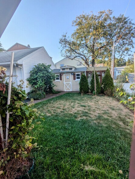 Quaint Garden - 65 Hayes St