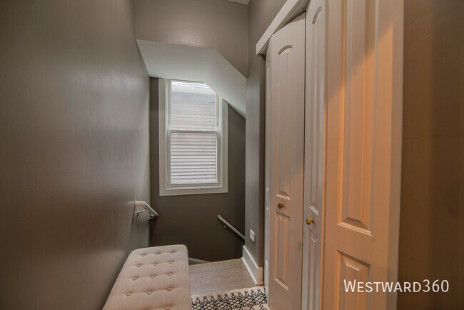 Building Photo - 2344 N Oakley Ave