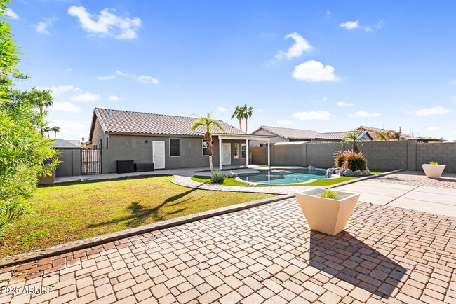 Building Photo - 8406 W Dahlia Dr