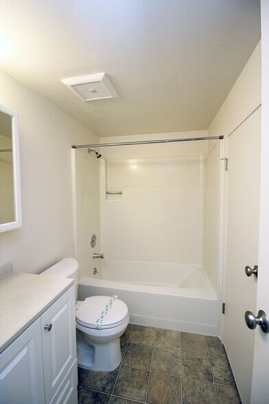 Building Photo - 5025-5025 S View Point Ter