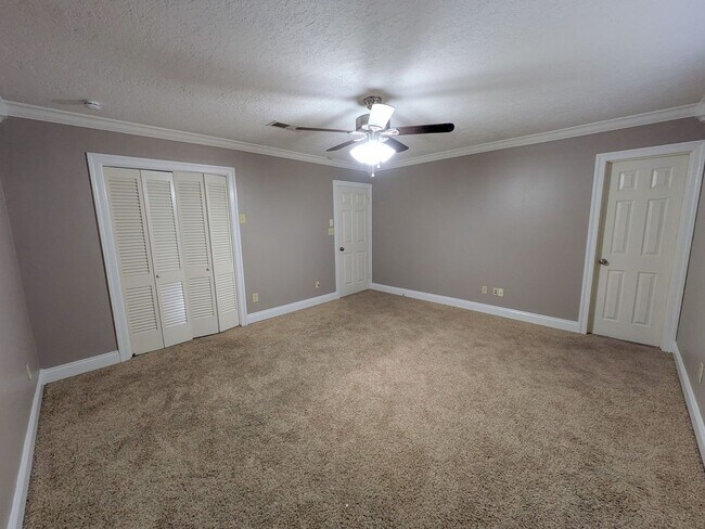 Building Photo - 790 Norwood Dr