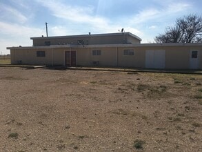 Building Photo - Livestock Auction converted to home 5 mile...