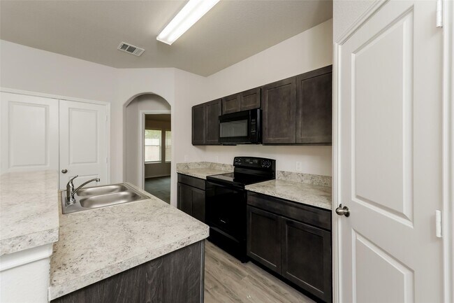 Building Photo - 208 Elk Run Ln