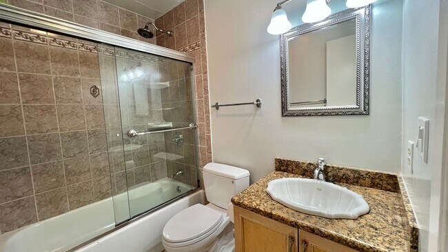 Building Photo - Well-maintained 2bd 1.5 ba  with plenty of...