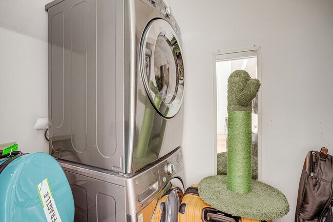 Building Photo - 661 5th St