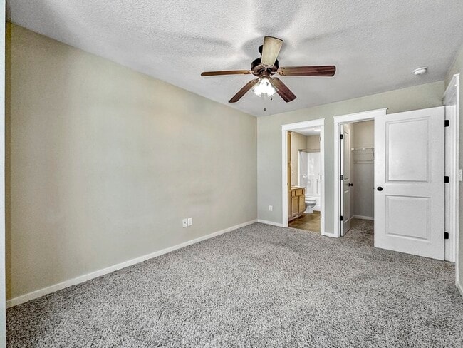 Building Photo - 204 NE Chalet Ln