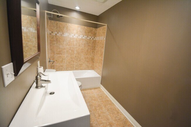 Building Photo - STUNNING 5 Bed 3.5 Bath Luxury Home!