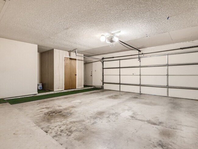 Building Photo - Northwest Hills 2/2 with Study, Large Gara...