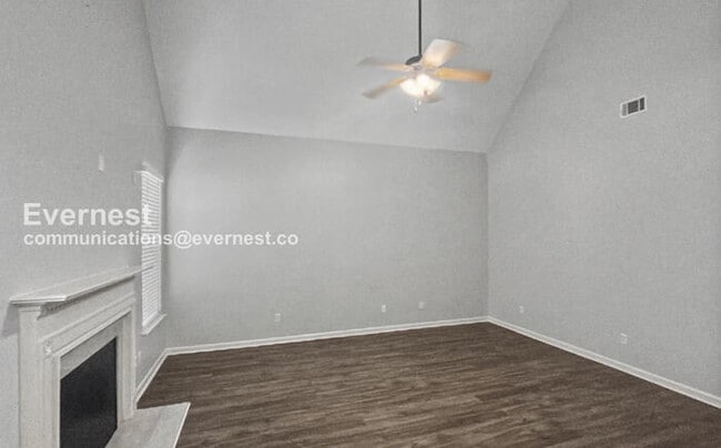 Building Photo - 1195 Washington Dr