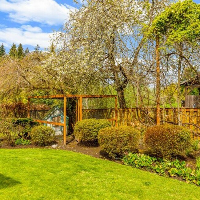 Building Photo - Secluded Lake Sammamish 3 bedroom plus bonus room!