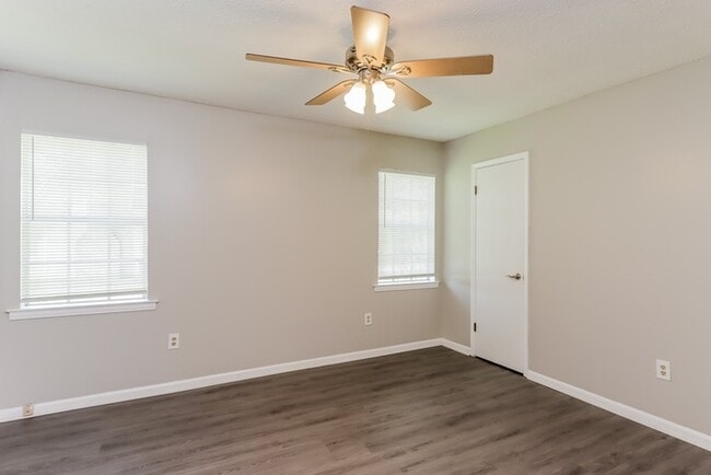 Building Photo - 122 Gray Dr