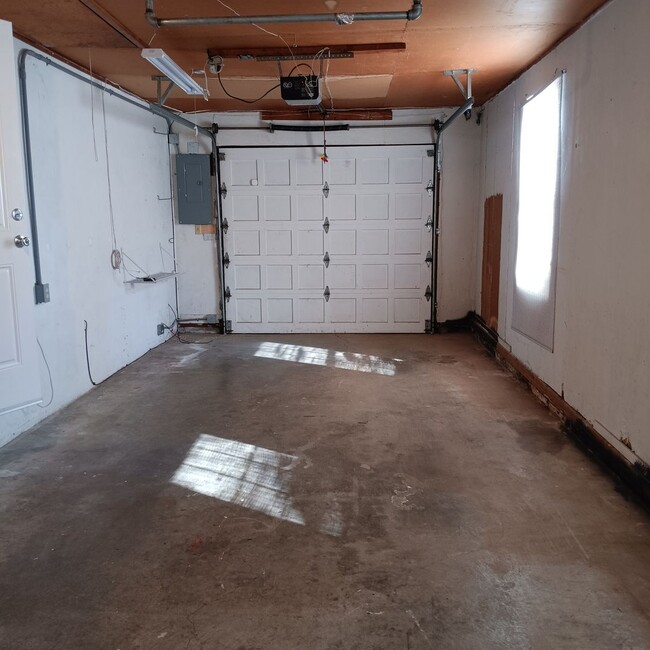 Building Photo - Charming Place To Call Home in Salem