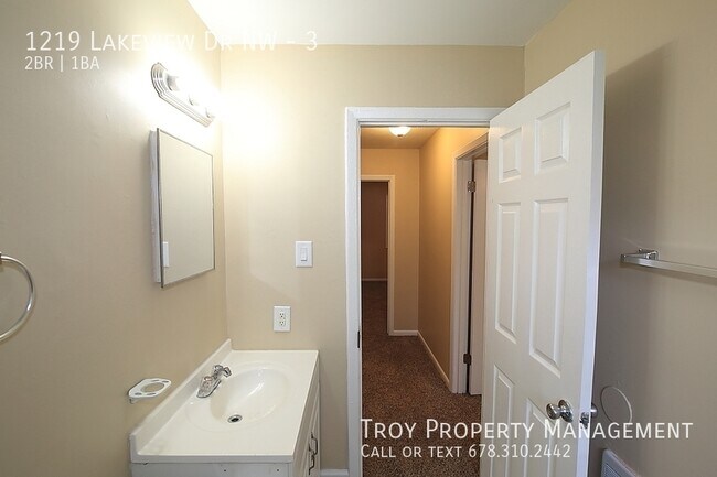 Building Photo - 1219 Lakeview Dr NW