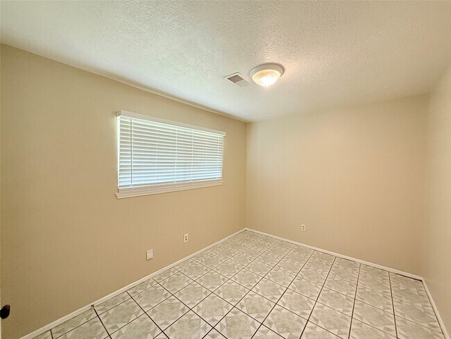 Building Photo - 6910 Pella Dr