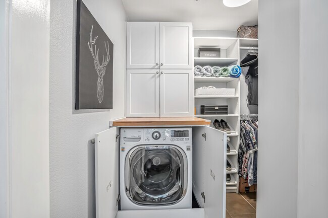 Washer/Dryer combo - 7320 Hawthorn Ave