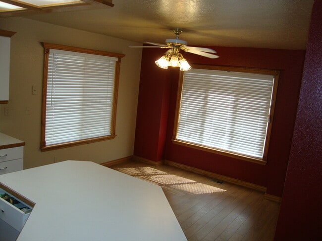 Building Photo - Great 4 bed Duplex