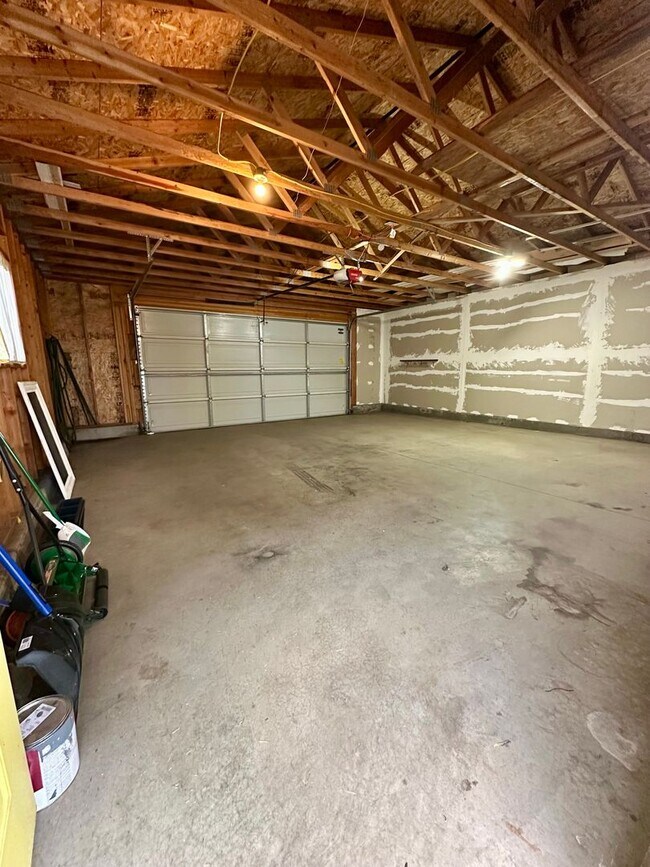 Building Photo - PENDING APPLICATION- Beautiful 3 Bedroom S...