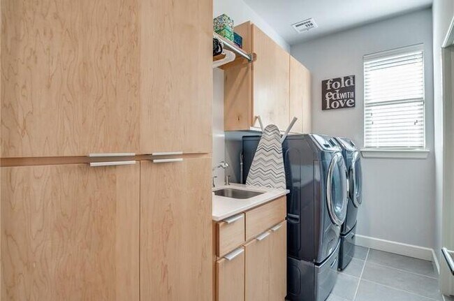 Building Photo - Amazing- Transitional Style Home with Custom Finishes w/ Community Pool- Gated- Edmond Schools