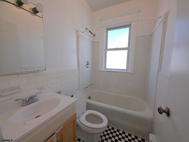 Building Photo - 6215 Ventnor Ave