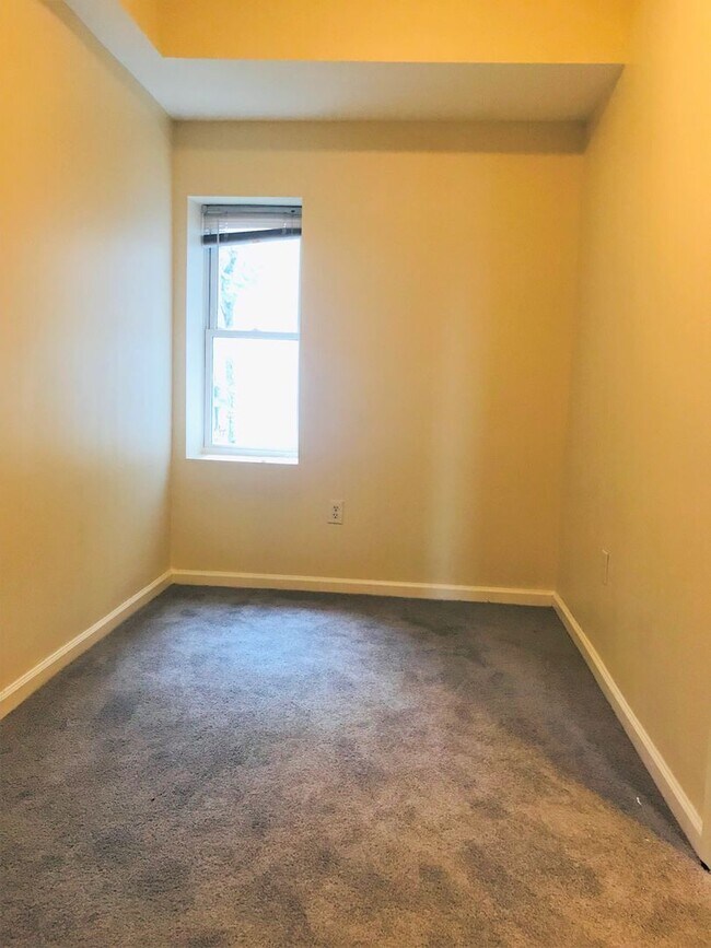 Building Photo - Gorgeous 6-Bedroom Townhouse One Block fro...